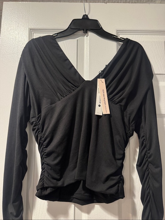 Bloomingdale's Tops - Bloomingdale's Black V-Neck Ruched Long Sleeve Crop Top